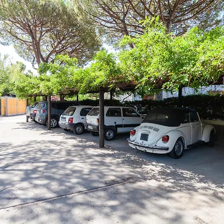 Con Giardino Esclusivo Di 1000 Mq, Piscina, Tennis, Calcio, Bocce Villa