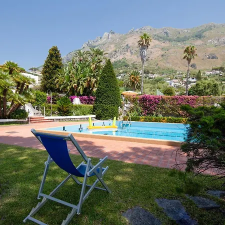 Con Giardino Esclusivo Di 1000 Mq, Piscina, Tennis, Calcio, Bocce *