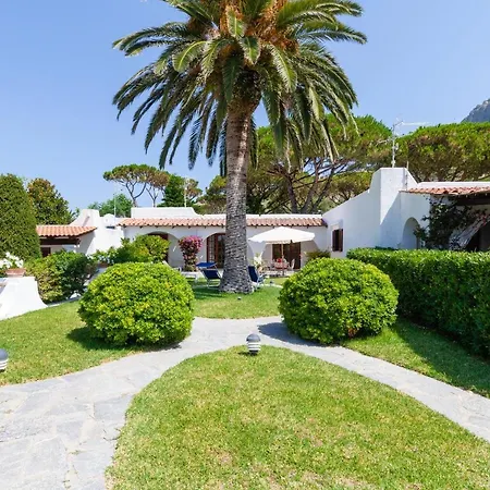Con Giardino Esclusivo Di 1000 Mq, Piscina, Tennis, Calcio, Bocce Вилла