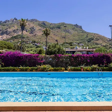 Con Giardino Esclusivo Di 1000 Mq, Piscina, Tennis, Calcio, Bocce Вилла